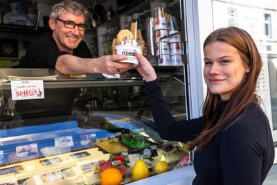 Neue Sorten und Klassiker: Im Café Eis-Maik in Penig ist die Eissaison gestartet. Annika Tonne probiert einen Nußeisbecher.