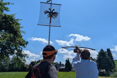 Feuerwehrfest in Sohra: Das Vogelschießen ist nur für die Mitglieder der FFW Bobritzsch-Hilbersdorf. Der ehemalige Bürgermeister Volker Haupt und René Straßberger als aktueller nahmen teil, zusammen mit rund 30 Kameraden. Nachdem der Adler alle Federn, Kopf und Schwanz verloren hat, geht es um das Herz - wer es gewinnt, wird Schützenkönig und muss am Nachmittag ein Fass Bier ausgeben. Ein zweites wird intern von der Feuerwehr gelöscht. Dafür wird der Schützenkönig im nächsten Jahr von seinen Kameraden und Musikkapelle abgeholt - zur Not auch in Basel in der Schweiz, wie Gerd Löser und seine Frau 2013 erleben durften. Damals stand plötzlich ein Bus vor der Tür, acht Mann verlangten Frühstück und brachten ihn zum neuen Vorgelschießen.