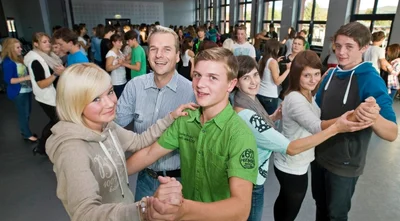 Gegenwärtig finden jeden Mittwoch in der Alten Baumwolle Flöha Schülerkurse der Tanzschule von Köhler-Schimmel statt. Tanzlehrer Christoph Böhm (2. v. l.) gibt dem Tanzpaar Michelle May und Toni Hobus Tipps. Tanzlehrerin Monique Enew (4. v. l.) zeigt Katharina Laaber und Max Uhlmann, wie es noch besser geht.