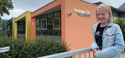 Helena Kreil vor der Grundschule Burkhardtsdorf. "Ich bin schon traurig, weil ich ja nun die Schule verlassen muss", sagt das Mädchen. Sie wird ab dem kommenden Schuljahr am Stollberger Gymnasium lernen. 