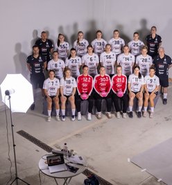 kommene Abwechslung zum Trainingsalltag nahmen am Donnerstag die Handballerinnen des BSV Sachsen ihr Fotoshooting in der Maschinenhalle der Zwickauer Energieversorgung wahr.