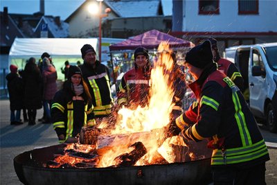 Zum Lunzenauer Neujahrsfest hatte der Feuerwehrverein ein Traditionsfeuer im Hof der Feuerwehr organisiert.