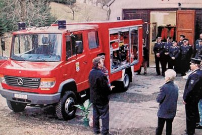 Ein inzwischen historisches Foto: Die Übergabe des aktuellen Löschfahrzeugs an die Freiwillige Feuerwehr Bösenbrunn am 9. Februar 2001.
