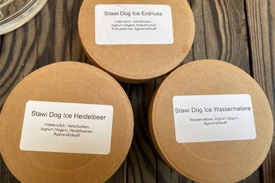 Auf den Hundeeis-Bechern stehen die jeweiligen Zutaten.