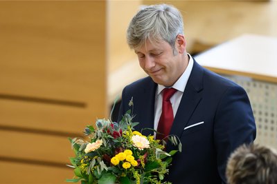 Fast demütig nimmt Albrecht Pallas (SPD) nach dem dritten Wahlgang die Blumen zur Gratulation für den Posten des vierten Landtags-Vizepräsidenten entgegen, nach dem ihn der potenzielle Koalitionspartner CDU zwei Mal durchfallen ließ.