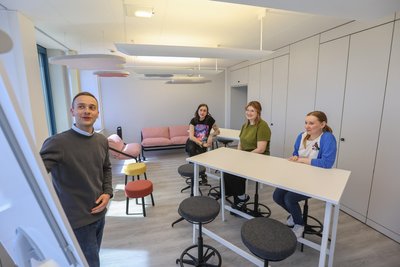 Ein kleinerer Seminarraum der Akademie, in dem sich die Teilnehmer zu Gruppenarbeit zurückziehen können.
