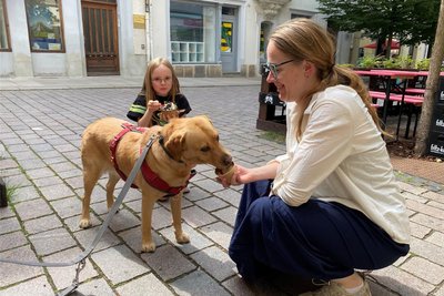 Labrador Rana (5) mag das Hundeeis, hier mit Frauchen Pia Hähnel (33) und Tochter Rebecca (8) aus Wolfsburg.