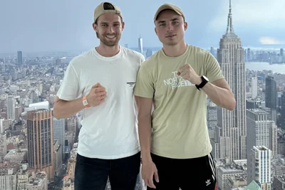 Zwei Mittweidaer Fußballer in Manhattan: In New York traf Felix Reuther seinen Mannschaftskollegen Maximilian Schmidt (r.).