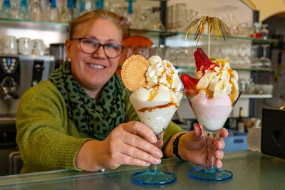Jadwiga Pedro in Colditz mit einem Raffaelo-Becher und einem Italia-Becher.