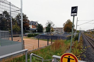 In unmittelbarer Nachbarschaft neben der Freizeitanlage befindet sich die Bahnstrecke.