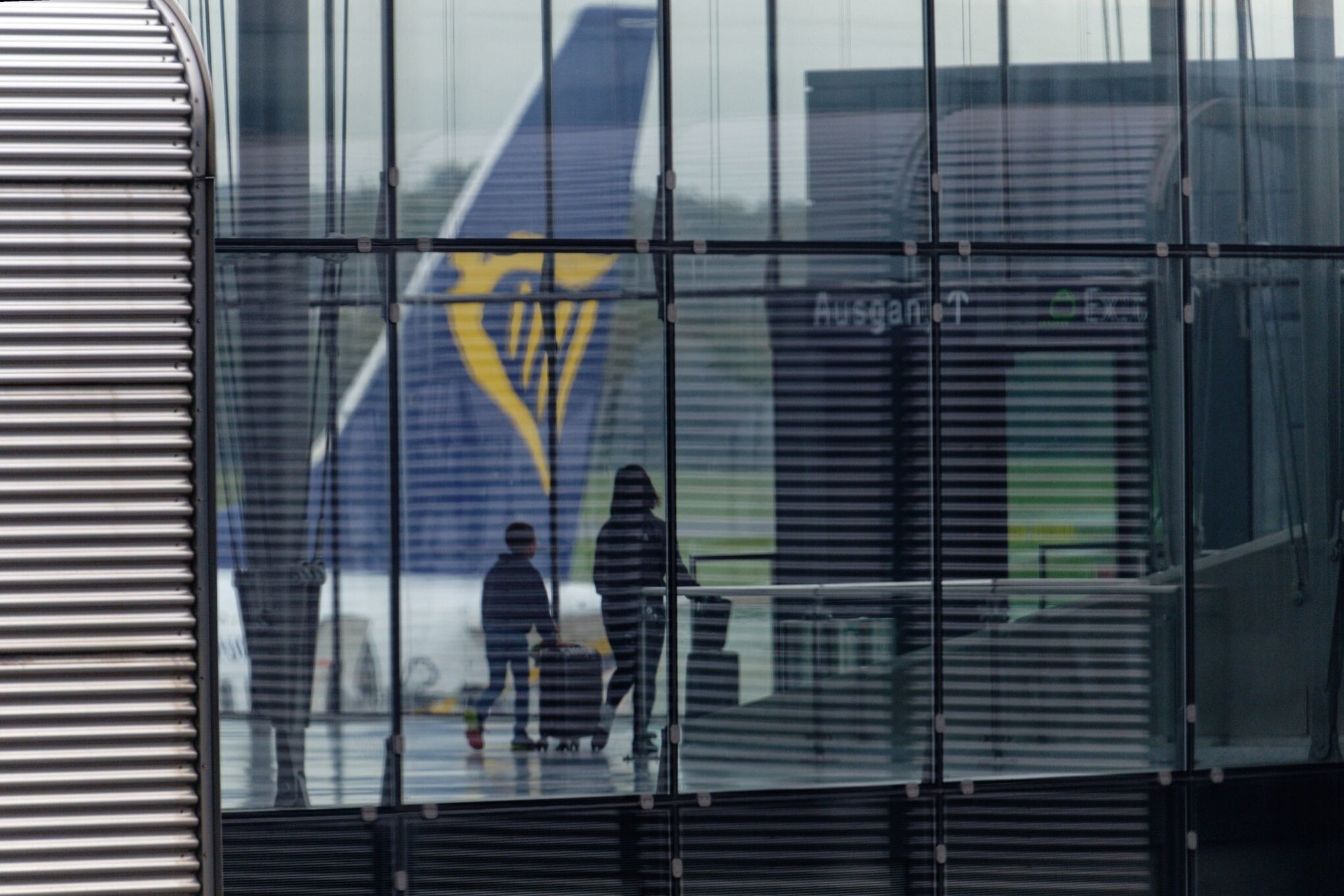 Low-cost airline Ryanair needs to draw clients with reductions