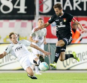 Der Zwickauer René Lange (l.) kann in dieser Szene Daniel Hägele stoppen.