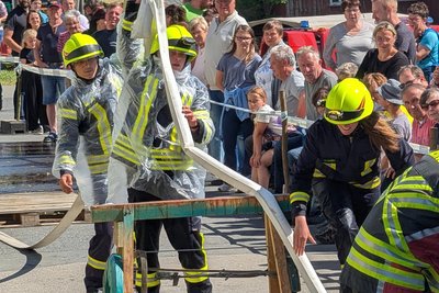 Feuerwehrfest in Nassau: Beim Spaß-Wettkampf trat auch die FFW Rechenberg-Bienenmühle. Der Wettkampf war komplex: Es ging darum, einen Schlauch abzuwickeln, damit einen Kameraden hochzuziehen, Wasser in einen weiteren Schlauch zu füllen (Fassungsvermögen 80 Liter) und mit dem Wasser anschließend drei Büchsen abzuschießen. Mit einem Stiefel als Pendel musste eine leere Bierflasche vom Stamm geschossen werden. Messbecher auf Helmen mussten mit einer Gießkanne befüllt und anschließend über ein Hindernis transportiert werden. Das Wasser kam in einen Eimer auf einer Wippe, bis die sich bewegte und einen zusammengerollten Feuerwehrschlauch hochhob. Den ersten Platz machte die Frauensteiner Feuerwehr mit 5,50 Minuten.