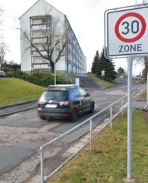 Nur noch ein Flickenteppich: Die Ringstraße im Wohngebiet Ring der Einheit in Brand-Erbisdorf ist seit Jahren schadhaft. Dieses Jahr wird die Decke saniert. 