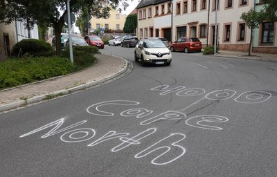 Auf die B 175 in Rochlitz sprühten Unbekannte in der Kurve zur Burgstraße Grüße für die Teilnehmer der Radfernfahrt "Northcape 4000", vielleicht auch deshalb, weil mit Daniel Gottschalk ein Rochlitzer mit am Start ist.