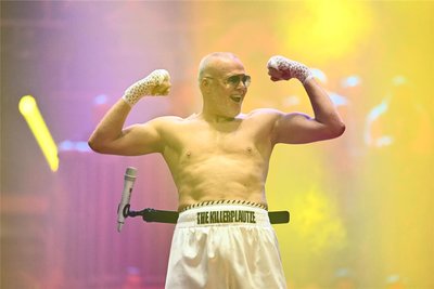 Düsseldorf am Samstagabend: Stefan Raab zeigt seine Muskeln bei einem Show-Boxkampf mit Boxweltmeisterin Halmich im PSD Bank Dome.