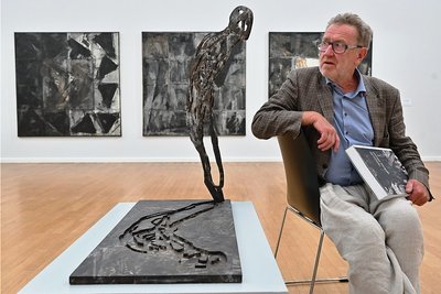 Michael Morgner an der Skulptur "Angst" (1996). Im Jahr seines 80. Geburtstags blickt die Ausstellung zurück auf eine ereignisreiche Künstlerkarriere und ein umfangreiches Werk. 