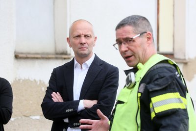 Ernste Gesichter: Bürgermeister Jörg Schmeißer und Wehrleiter Kai Götze an der Einsatzstelle.