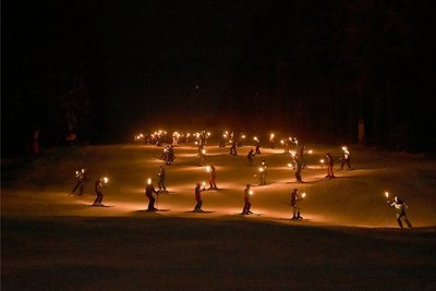 Für Teilnehmer wie Zuschauer ein Augenblick mit Gänsehaut: Die Fackelabfahrt am Samstagabend vom Erlbacher Kegelberg. 