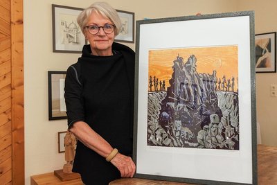 Die Chemnitzerin Karin Schneider hat in ihrem Elternhaus in Geyer eine Sommergalerie eröffnet. Bis Ende September werden dort Arbeiten von mehreren Kunsterziehern gezeigt - wie dieser Holzschnitt der Binge von Horst Hoppe. 
