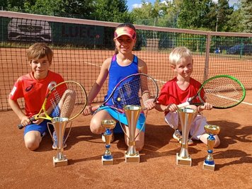 Bruno Thaut, Marie Henke und Max Espig (von links nach rechts) mit ihren bei der Landesmeisterschaft gewonnenen Pokalen. 