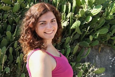 Die 33-jährige Niki Liogka, Studienleiterin am Mittelsächsischen Theater in Freiberg, mit einem Feigenkaktus im griechischen Kallirachi von Thassos.