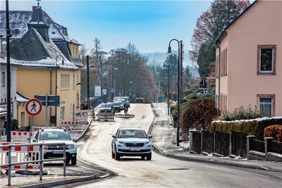 Am Dienstag rollten erste Autos auf der sanierten Rathausstraße in Erdmannsdorf. Verkehrsfreigabe ist am Mittwoch. 