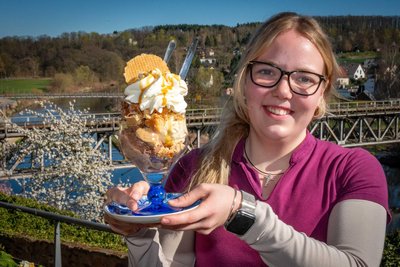 Janine Bergler arbeitet im Blümchencafé Rochlitz: Spezialität ist der Keksbecher mit selbstgemachten Keksstücken.