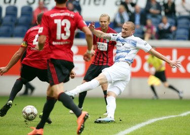 Das Tor des Tages fiel schon in der achten Minute: Die CFC-Abwehr ist überwunden, Simon Brandstetter zieht ab.