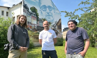 In Neustädtel ist ein Street-Art-Projekt eingeweiht worden. Gestaltet wurde die Hausfassade von der Europäischen Kunstgemeinschaft. Im Bild Guido Günther aus Chemnitz, Alexander Mehlhorn aus Schneeberg und Markus Esche aus Glauchau (von links).