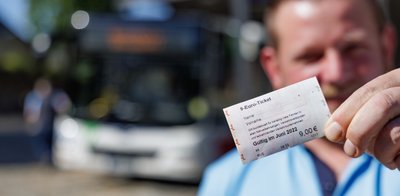 Ab Mittwoch gilt das neue Neun-Euro-Ticket auch in den Bussen der Regionalverkehr Erzgebirge GmbH. 