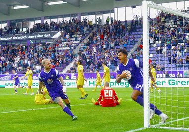 Paul-Philipp Besong feiert mit Marvin Stefaniak seinen Treffer zum 1:1.