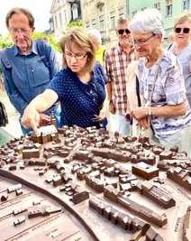 Das auf dem Fürstenplatz installierte Bronzerelief zog gleich nach der Enthüllung die Blicke auf sich. Es darf ertastet werden.