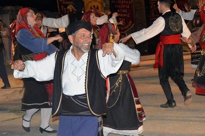 Aufführung der Volkstanzgruppe "Evrites Kavalas" im Theater von Philippi. 
