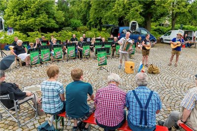 Im Olbernhauer Rittergut musizierten abwechselnd die Hauskapelle und die Berglandmusikanten.