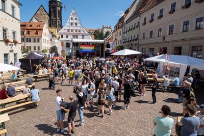 Pirna am 13. Juli: Teilnehmer versammeln sich während des Christopher Street Day auf dem Markt.