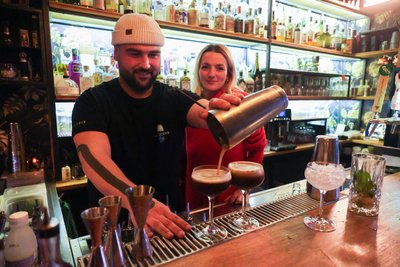 Barkeeper Ali Seelig ist bei den Gästen der „Woods-Bar“ beliebt. Gemeinsam mit Chefin Madlen Glaubitz mixt er einen Espresso Martini.