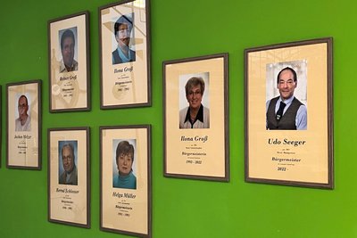 Wer reiht sich als nächstes in die Bürgermeister-Galerie im Triebeler Gemeindeamt ein? Ein Kandidat steht am 10. Mai zur Wahl nicht auf dem Stimmzettel.