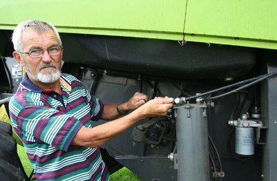 
              <p class="artikelinhalt">Jürgen Helbig, Geschäftsführer des Olbernhauer Landwirtschaftsbetriebes, prüft die Dieselleitung an einem Mähdrescher. Gegen den Dieselklau ergreift er verschiedene Maßnahmen. "Bei uns befindet sich in allen Maschinen immer nur ganz wenig Diesel", erklärt Helbig. Mähdrescher, Traktoren und andere Landmaschinen bleiben nur im Notfall draußen. Zudem unternimmt der Olbernhauer nachts regelmäßig Kontrollgänge. </p>
            