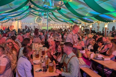 Schon am ersten Tag des Freiberger Oktoberfests war das Festzelt gut gefüllt.