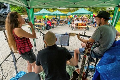 Ab 16 Uhr traten Musiker, wie hier die Folk-Band Planfrei, im Pockauer Kulturpark auf.