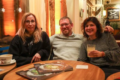 Daniele Klinke, René Weber und Annett Eckert (v. l.) sind ehemalige Arbeitskollegen und treffen sich jedes Jahr nach dem Weihnachtsmarktbesuch in einer Chemnitzer Bar.