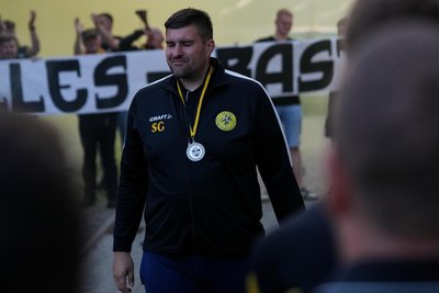 Nach der Ankunft vom Pokalfinale bereiteten die Altmittweidaer Fans ihrem sichtlich gerührten Trainer einen besonderen Empfang.