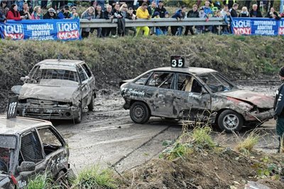 Wenn es scheppert und sich die Schrottkisten auf dem glitschigen Untergrund drehen, kommen Stockcar-Fans auf ihre Kosten. 