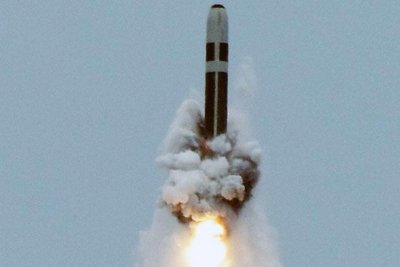 Eine atomwaffenfähige ballistische Interkontinentalrakete vom Typ Trident II D5 steigt ohne Sprengkopf von dem US-U-Boot der Ohio-Klasse „USS Maryland“ auf. Die Rakete wurde bei einem Test vor der Küste des US-Bundesstaates Florida abgefeuert.