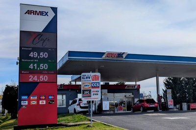 Die Tankstelle in Litvínov ist günstiger als in Deutschland.