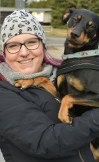Theresa Wagner mit Hund Pogo