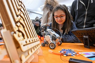 Anfassen, ausprobieren, mitmachen: Die Oberschule Reichenbrand machte an ihrem Stand mit Basteleien und Technik potenzielle Schüler und deren Eltern auf sich aufmerksam.