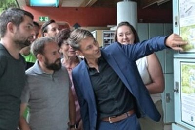 Das war im Sommer 2022: Thalheims Bürgermeister Nico Dittmann (r.) im Gespräch mit Bürgern zu dem im Erzgebirgsbad geplanten Veränderungen.
