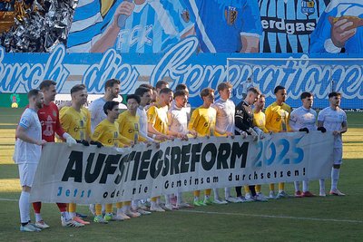 Vor dem Jubiläumsheimspiel des Chemnitzer FC gegen Lok Leipzig warben beide Mannschaften für die Reform.